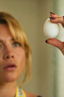 ee-zhizn-kazhetsya-idealnoj-poka-iz-za-sboya-yajca-ne-okazyvaetsya-lozhu-attachment