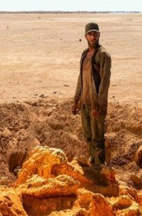 ego-ostavili-na-120-chasov-naedine-s-900-kg-glyboj-zolota-posredi-pustyni-attachment