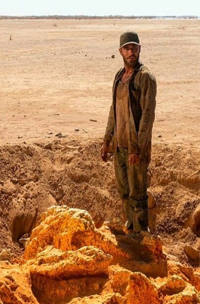 ego-ostavili-na-120-chasov-naedine-s-900-kg-glyboj-zolota-posredi-pustyni-attachment