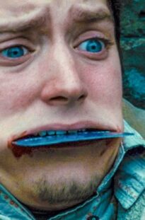 hlupik-svyazalsya-s-bandoj-futbolnyh-huliganov-attachment