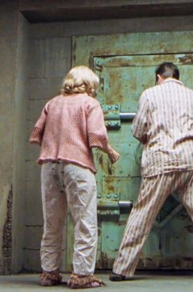 muzhchina-prozhil-v-bunkere-35-let-dumaya-chto-nachalas-yadernaya-vojna-kratkij-pereskaz-filma-attachment