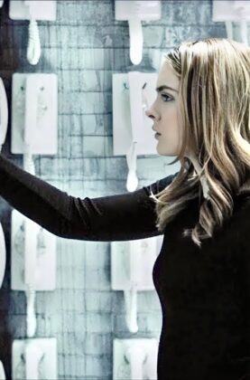 ona-zastryala-v-komnate-s-1000-telefonami-u-kazhdogo-raznye-soobshheniya-kratkij-pereskaz-filma-attachment