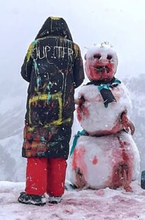 otpusk-devushki-prevratilsya-v-bezumie-kogda-ee-zheniha-pohoronili-vnutri-snegovika-kratkij-pereskaz-attachment