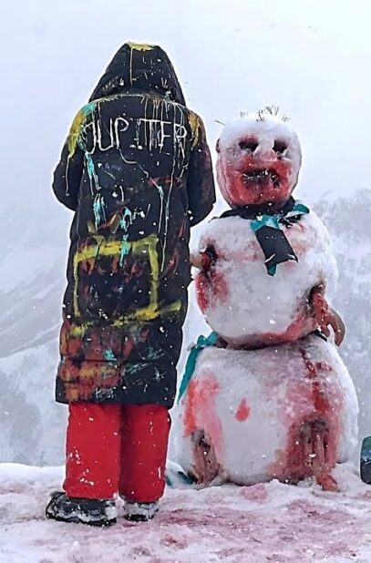 otpusk-devushki-prevratilsya-v-bezumie-kogda-ee-zheniha-pohoronili-vnutri-snegovika-kratkij-pereskaz-attachment