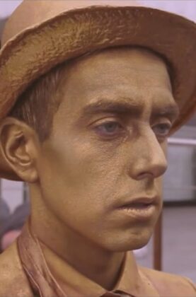 parnu-prihoditsya-pritvoritsya-zhivoj-statuej-chtoby-ucelet-vo-vremya-3ombi-apokalipcica-attachment