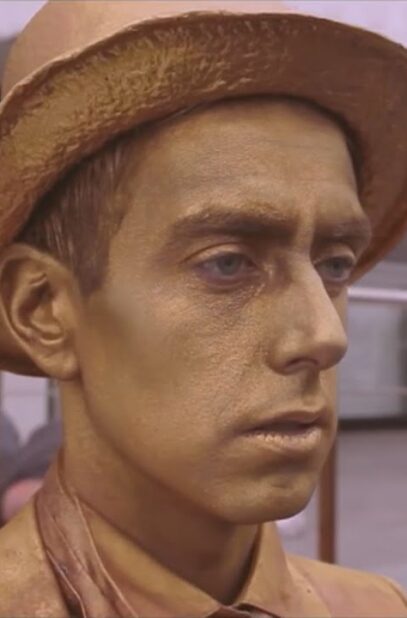 parnu-prihoditsya-pritvoritsya-zhivoj-statuej-chtoby-ucelet-vo-vremya-3ombi-apokalipcica-attachment