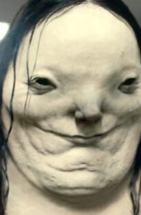 podrostki-voshli-v-zakrytuu-bolnicu-no-tam-byla-ona-attachment