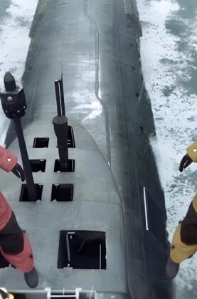 poskolku-solnce-stanovitsya-toksichnym-ludi-pryachutsya-pod-vodoj-kazhdyj-den-chtoby-vyzhit-attachment