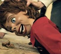 zhivaya-kukla-manyak-neozhidala-takogo-ot-svoih-zhertv-oni-ejo-tykaut-nosom-v.pereskaz-filma-attachment